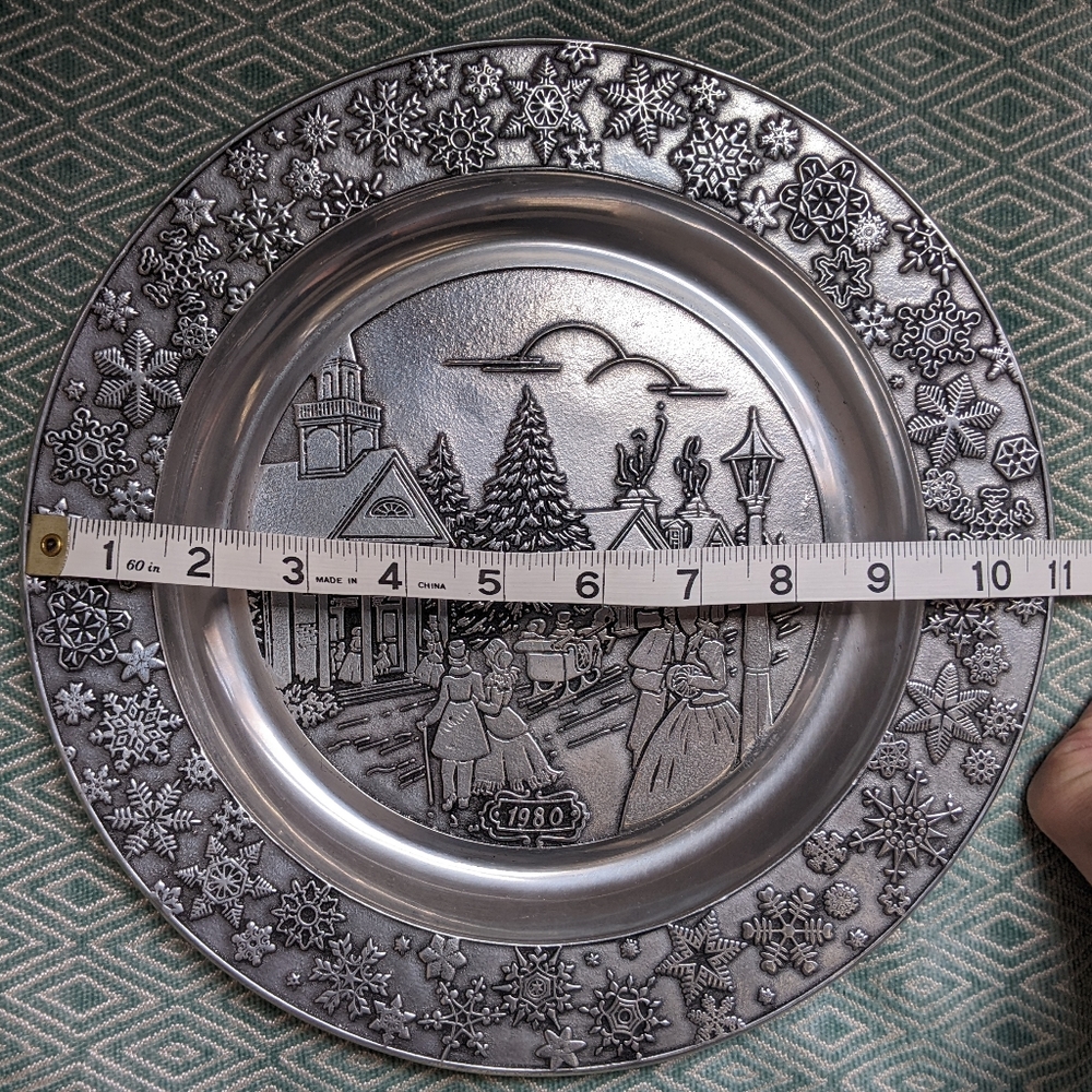 Wilton 1980 Christmas Plate with Snowflake Border - Picture 8 of 8